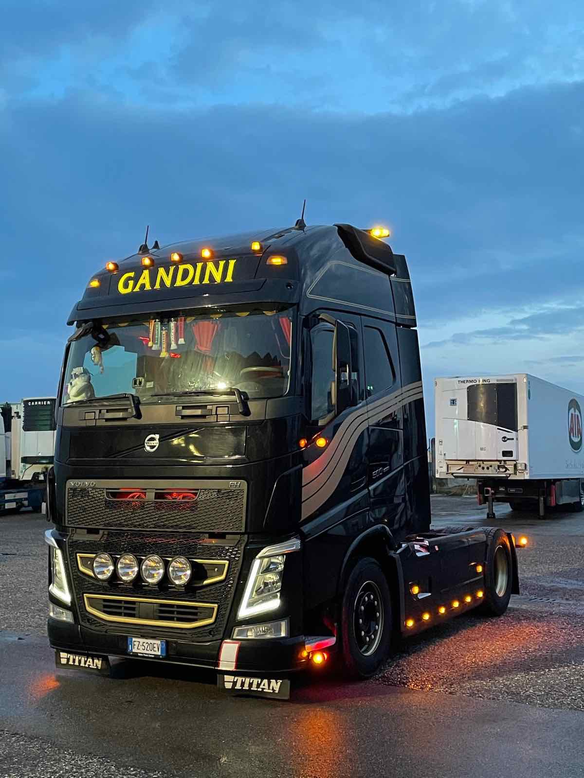Trattore Volvo Gandini con luci accese al crepuscolo