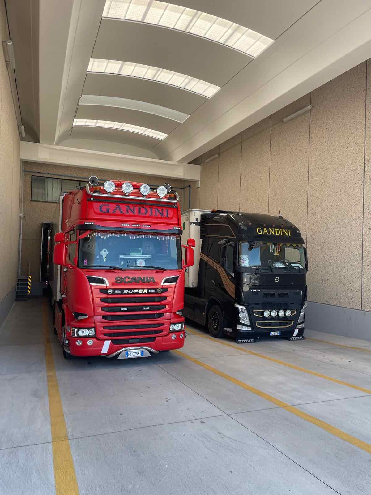 Trattori Scania e Volvo Gandini nel capannone di manutenzione
