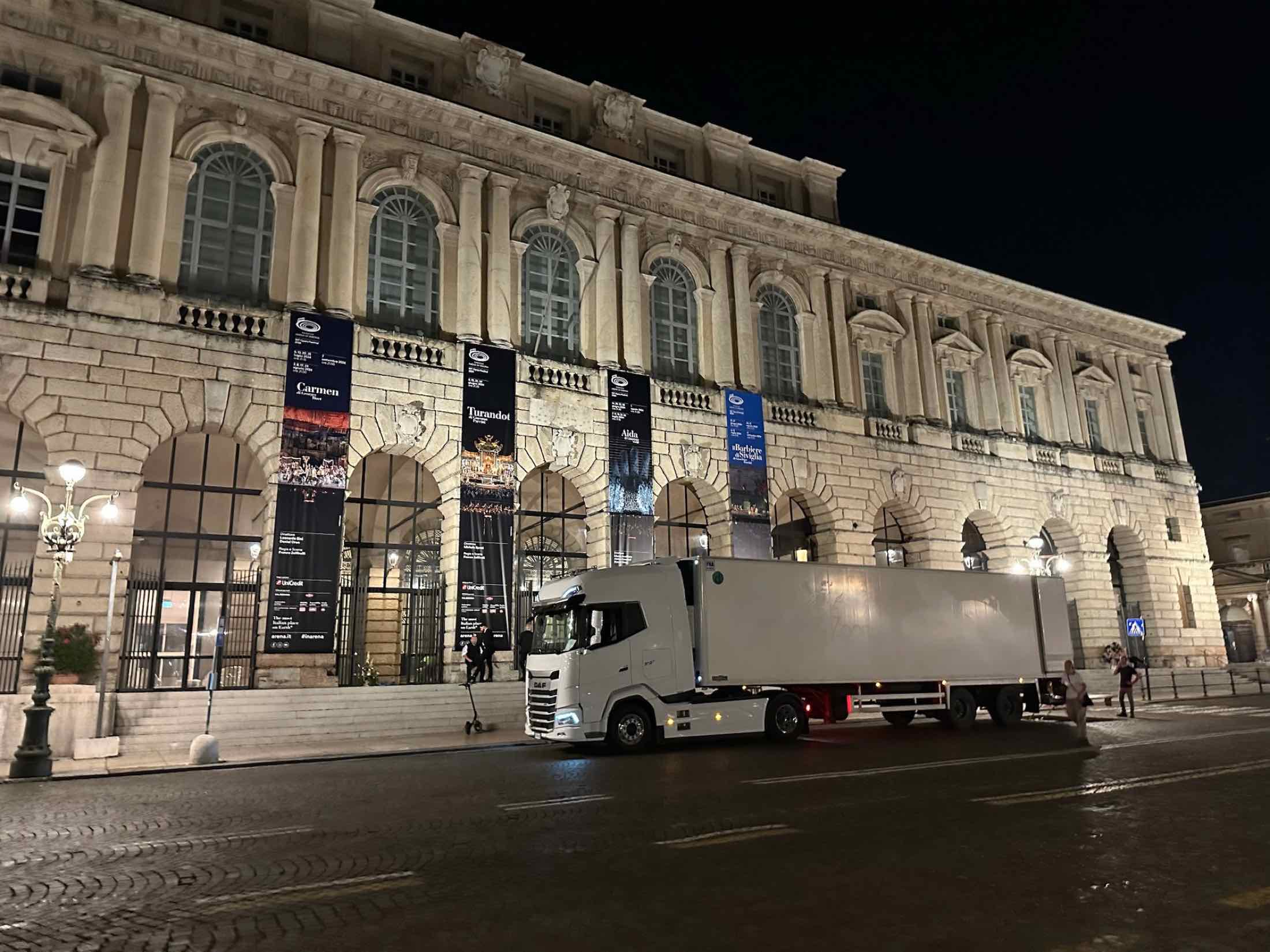 Camion Gandini davanti a un palazzo storico di Verona, di notte